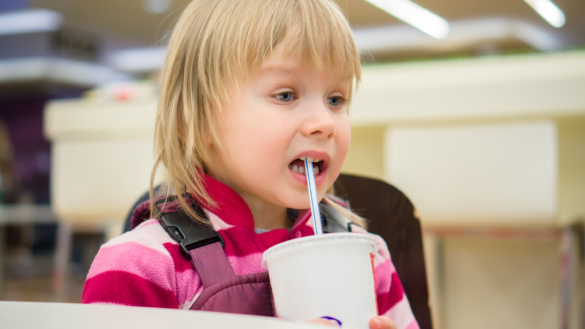 Barn dricker ett badkar med läsk